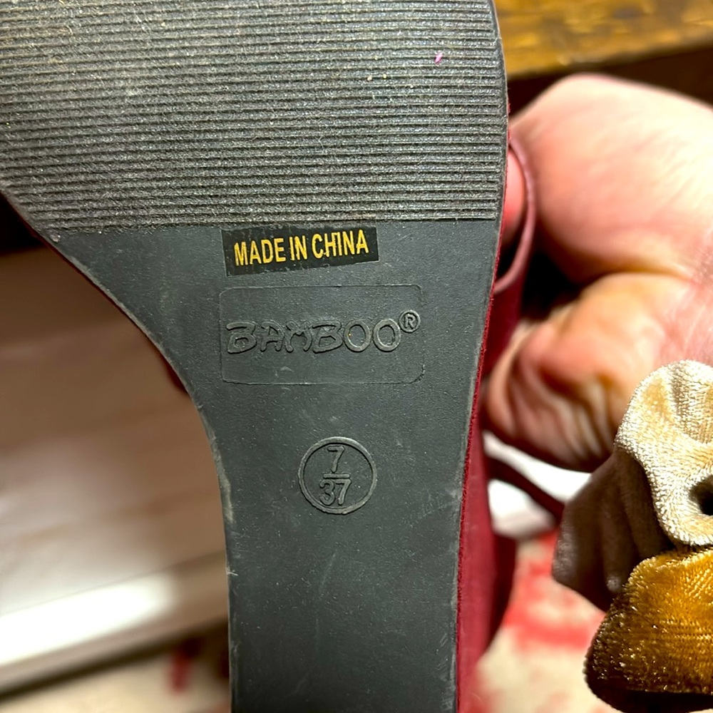 Size 7 heels - Picture 2 of 2